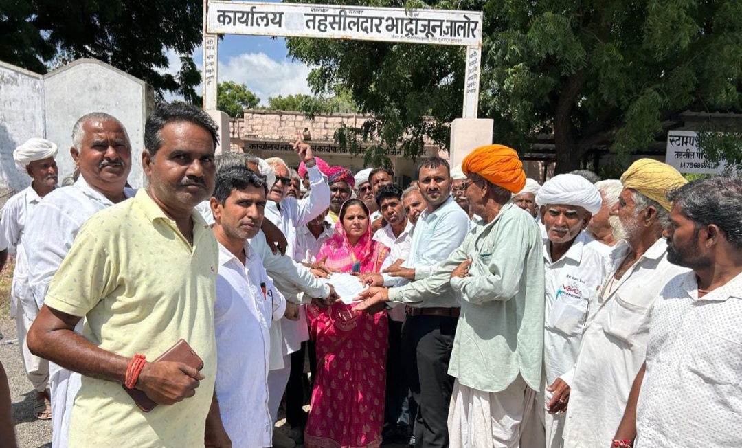 बारिश में ख़राब हुई फसलों का सर्वे करवाने और मुआवजा दिलाने की मांग को लेकर सौपा ज्ञापन