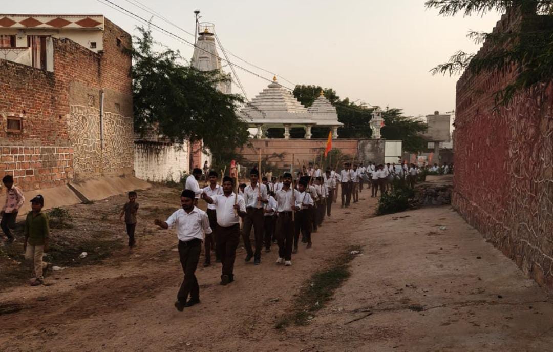 घोष की स्वरलहरियां के साथ निकाला पथ संचलन