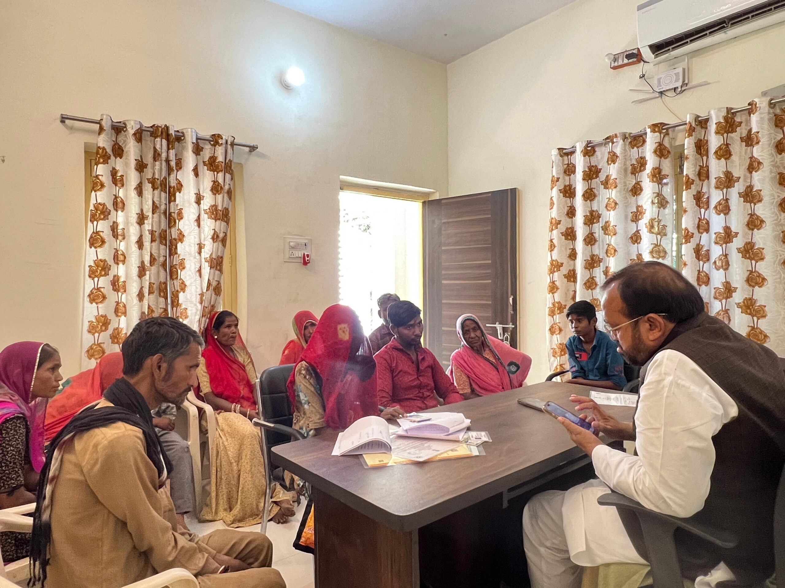 नाबालिग बेटी के अपहरण मामले में पीड़ित परिवार ने पूर्व विधायक से मांगी मदद, पुलिस अधीक्षक ने शीघ्र कार्रवाई का दिया भरोसा