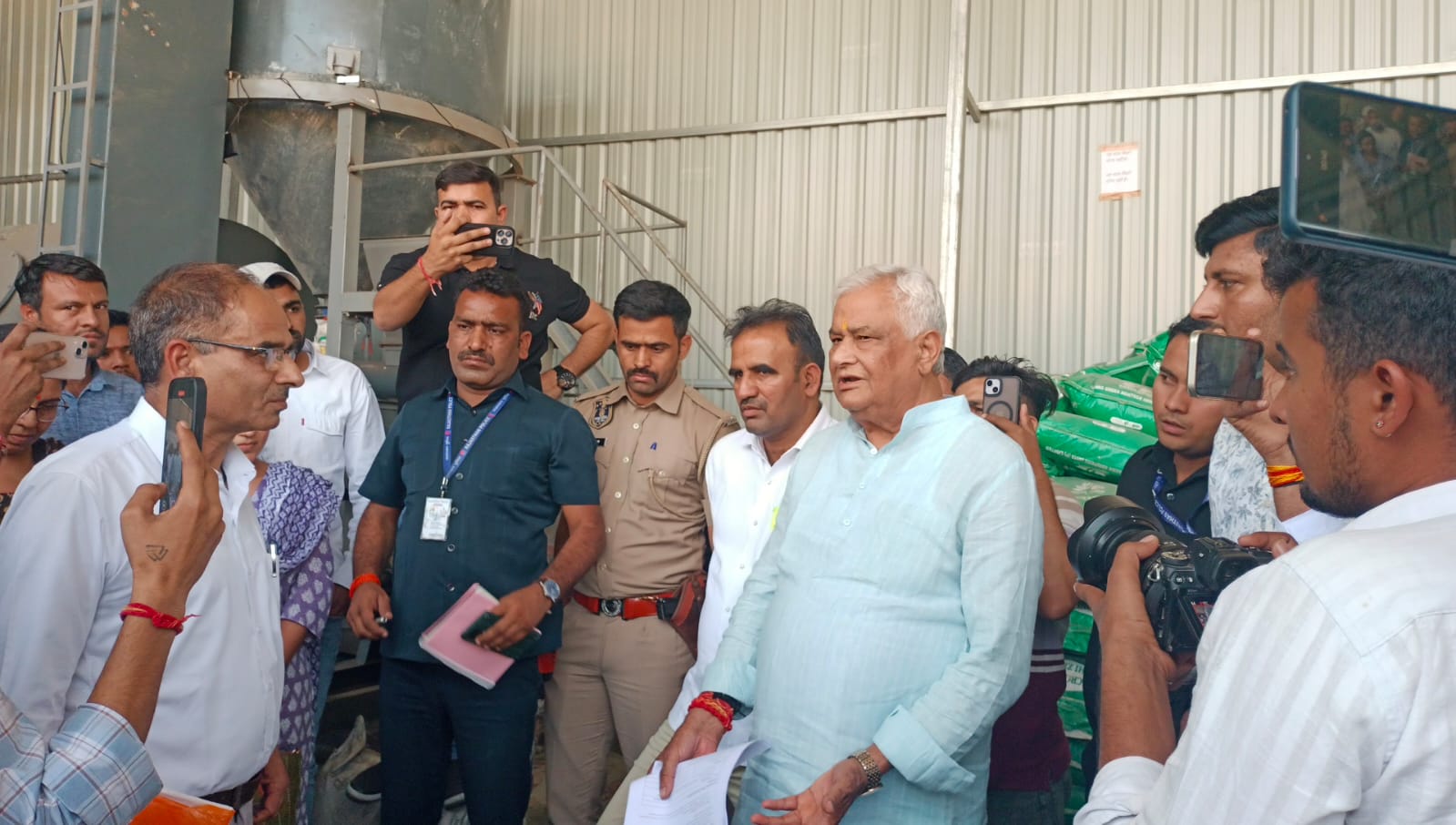 कृषि मंत्री किरोड़ीलाल मीणा ने सांचौर में खाद बीज फैक्ट्रियों व गोदामों का किया औचक निरीक्षण