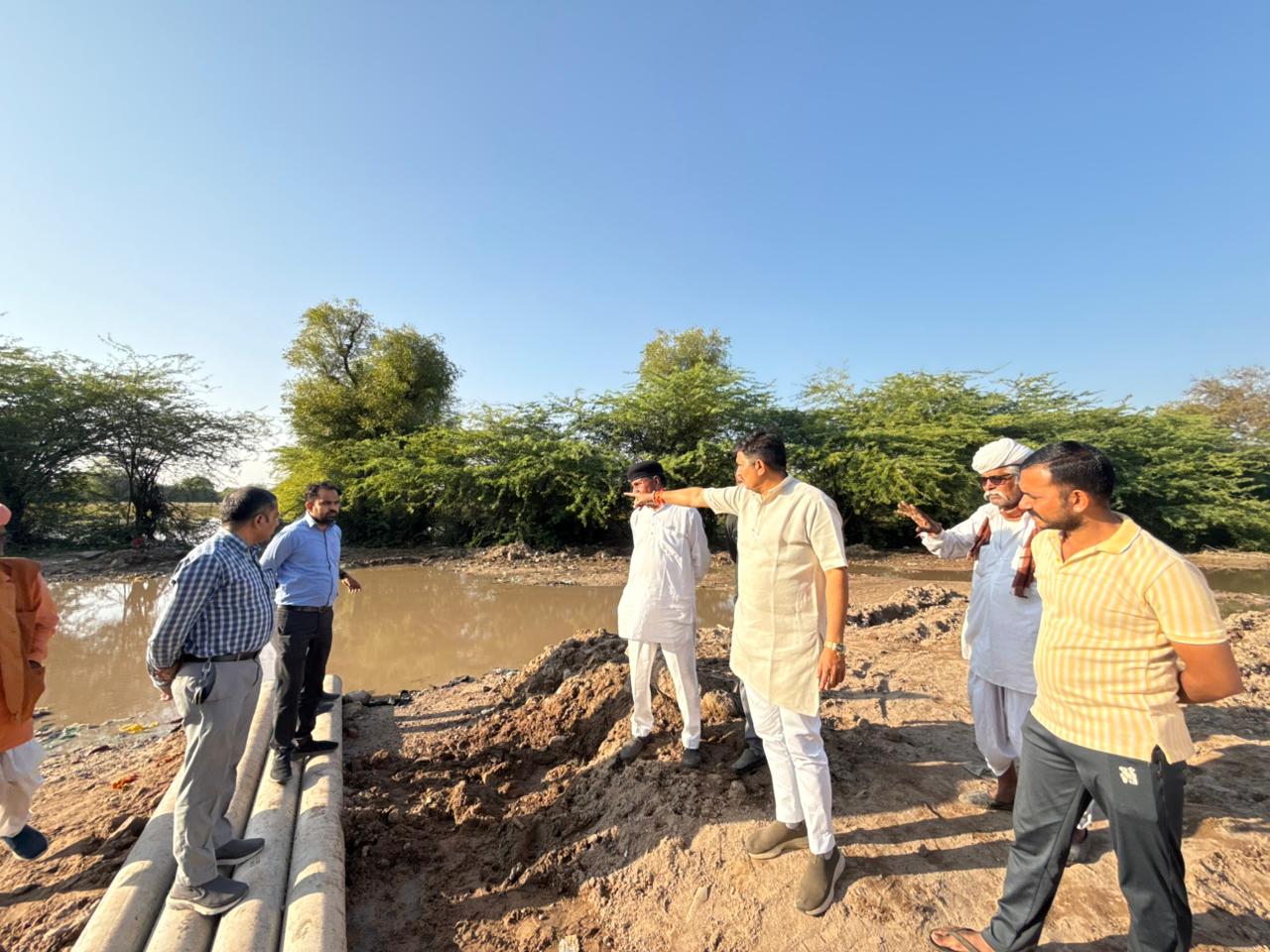 पादरली में अवरुद्ध मार्गों पर विधायक छगनसिंह राजपुरोहित ने किया निरीक्षण