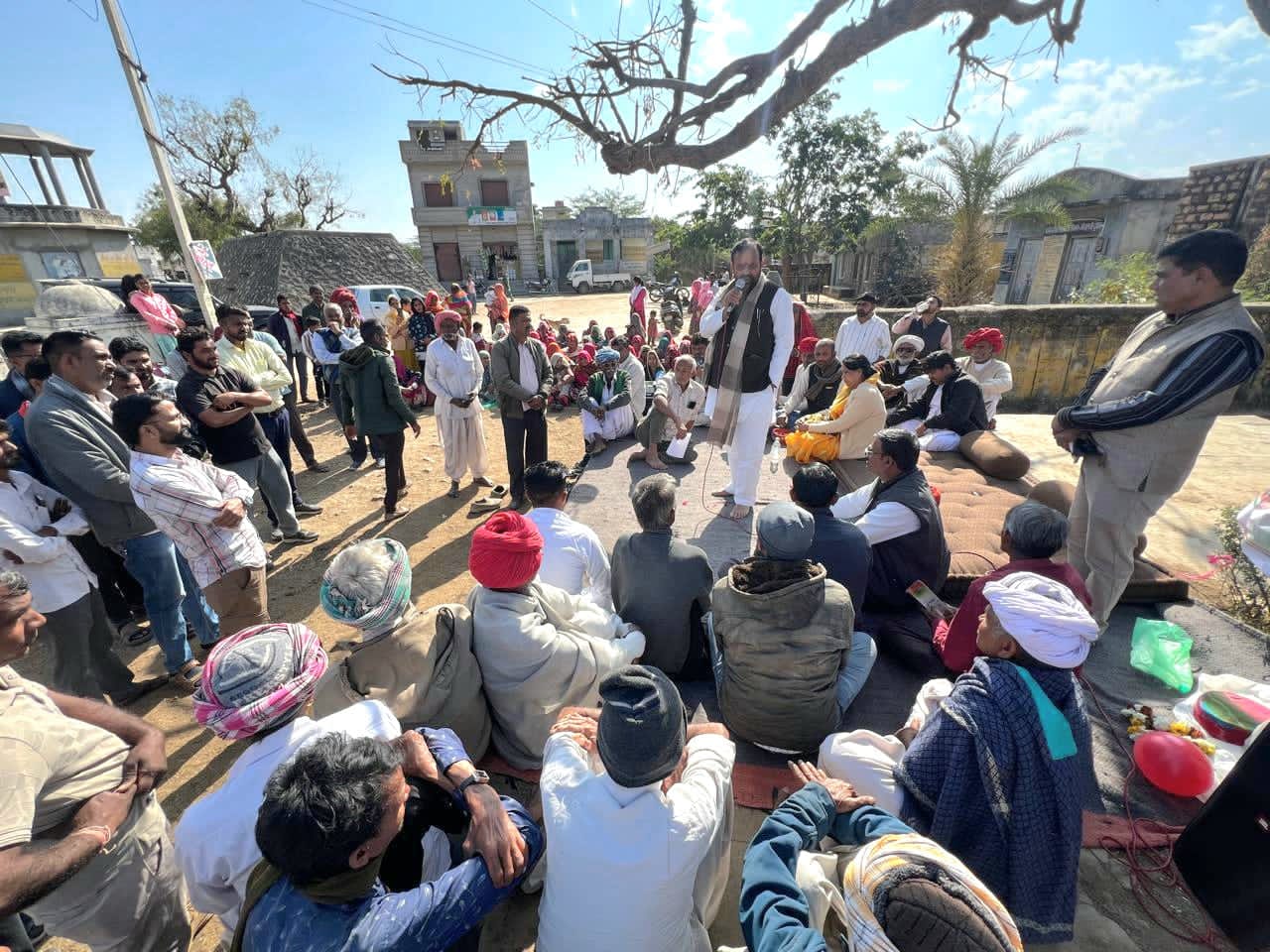 लोढ़ा मनरेगा बचाओ महासंग्राम अभियान को लेकर गांवों में ग्रामीणों से हुए रुबरु