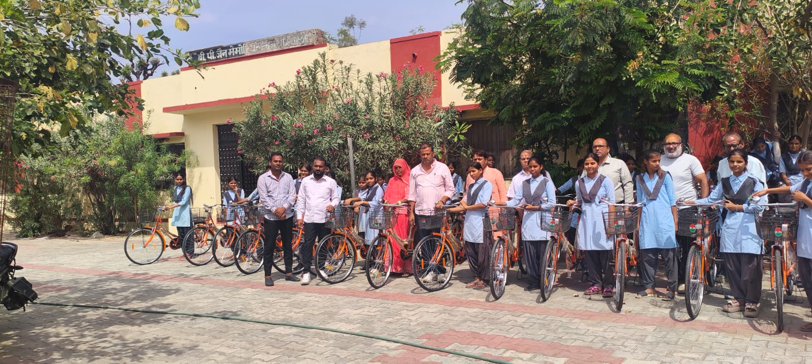 बालिकाओं को की साईकिल वितरण, साईकिल पा कर बालिकाओं के चेहरे खिले