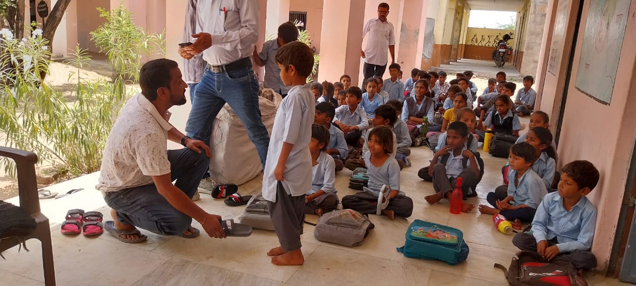 राजकीय उच्च प्राथमिक विद्यालय सतपुरा में बालकों को भामाशाह ने वितरण की पादुका
