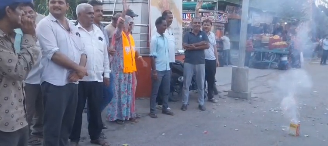बंगाल सहित तीन राज्यों में भाजपा की जीत पर जश्न