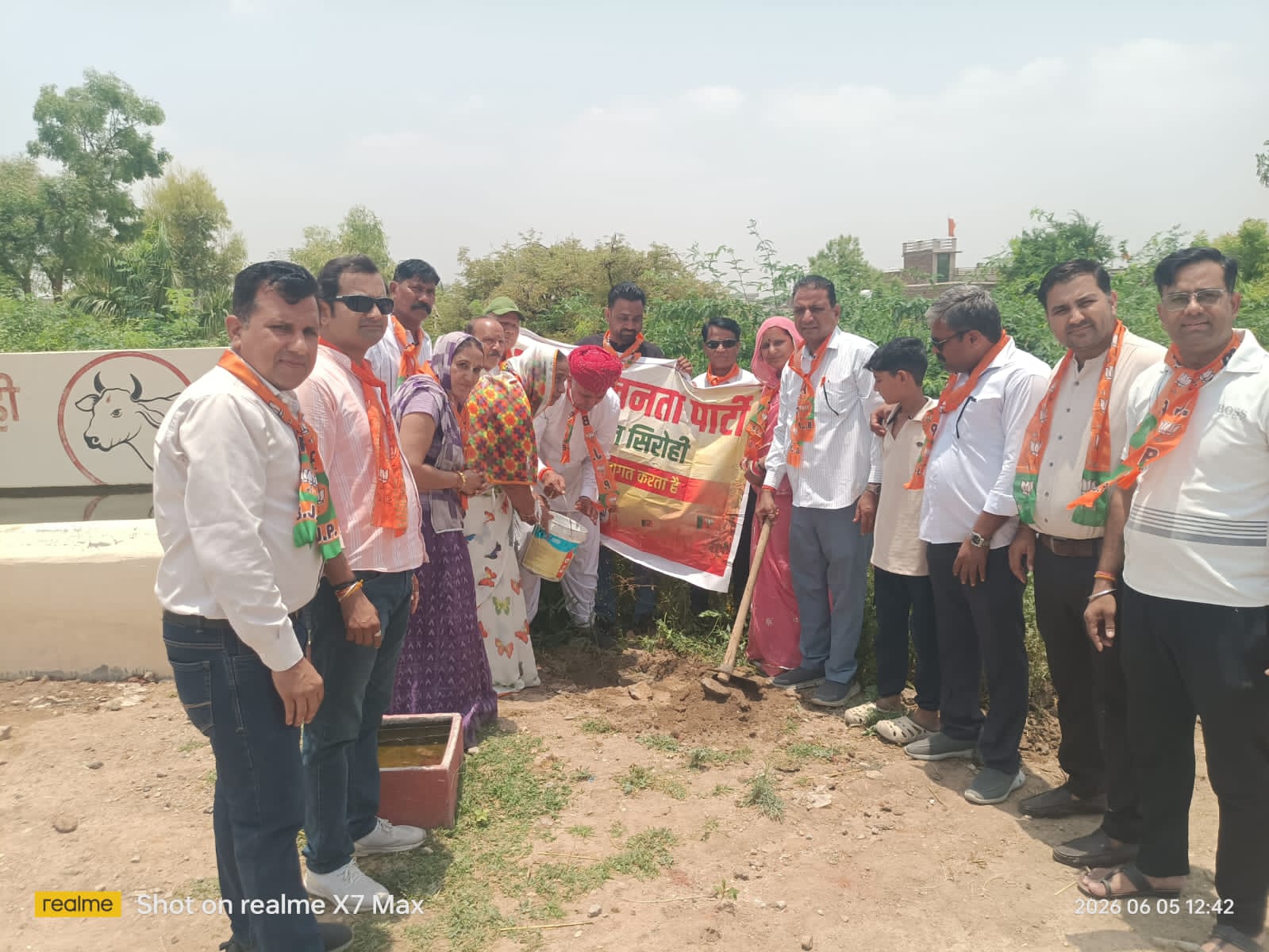 एक पेड़ माँ के नाम अभियान के तहत विश्व पर्यावरण दिवस पर भाजपा ने किया पौधे रोपण