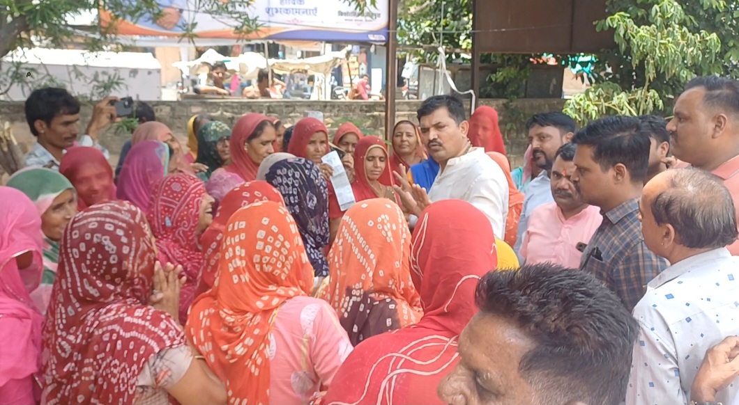 विधायक छगनसिंह राजपुरोहित ने की जनसुनवाई, अधिक बिजली बिलों पर अधिकारियों को निस्तारण को लेकर निर्देश दिए