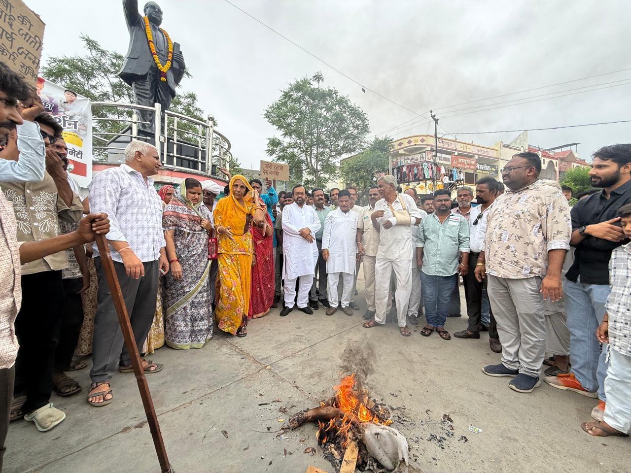 जावाल में युवाओं का आक्रोश: धर्मेंद्र प्रधान के इस्तीफे की मांग, प्रधानमंत्री मोदी का पुतला दहन