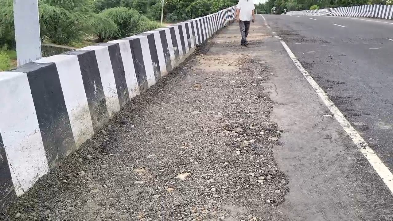 खबर का असर: प्रशासन हरकत में आया, पुलिया पर कराया डामरीकरण… लेकिन क्या खत्म हुआ खतरा?