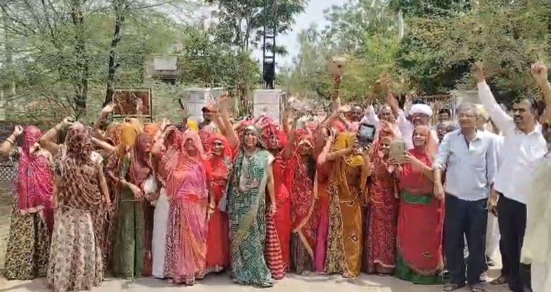 महिलाएं बोली – डिजिटल विद्युत मीटर लगाने से अधिक आई बिल राशि, विधायक ने समाधान का दिया आश्वासन
