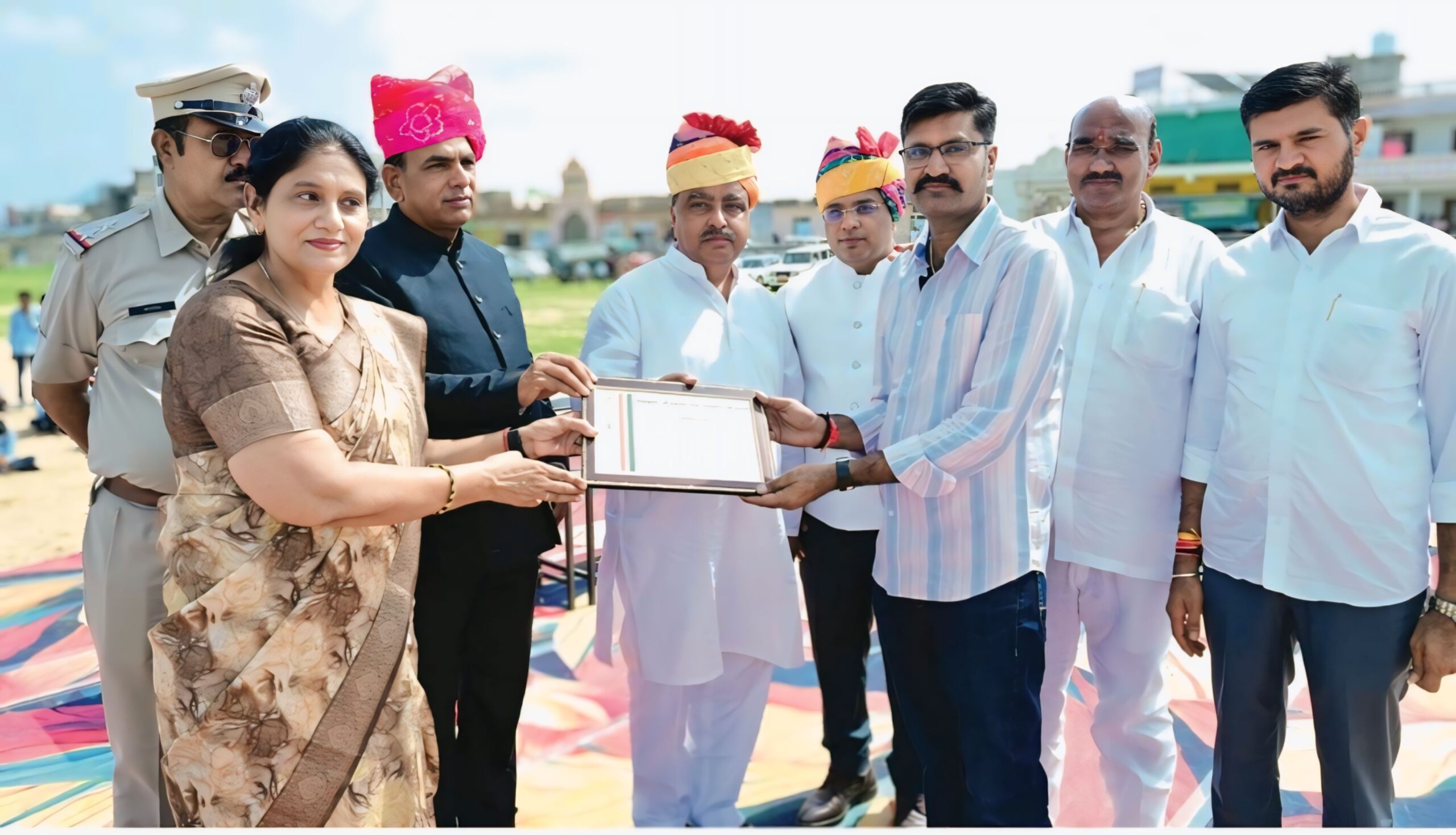 मिठाई में नाम, समाजसेवा में काम: जयंतिलाल पुरोहित ने 4 भाइयों संग पिता की स्मृति में स्कूल को समर्पित किया 13 लाख का विद्या कक्ष और मंच