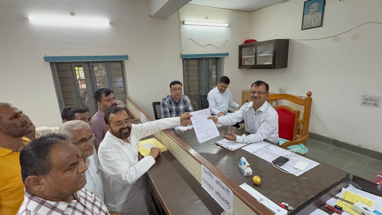 मनादर की 608.29 हेक्टेयर राजकीय भूमि सौर परियोजना के लिए आवंटित करने के विरोध में आज कैलाशनगर में धरना